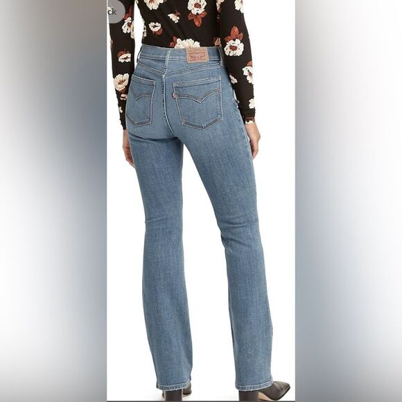 EUC Levi’s Women’s Plus Size Light Blue Classic Boot Cut Denim Jeans - Size 22 - Picture 3 of 7